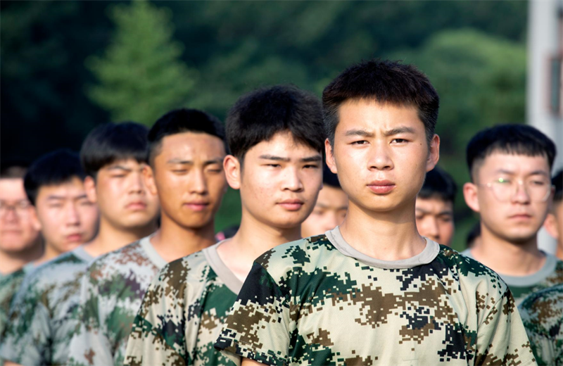 2021年7月6日，北京集团百名应届大学生褪下便服换上军装，在训练场上接受为期2天的军训，享受入职前的第一份美好记忆。