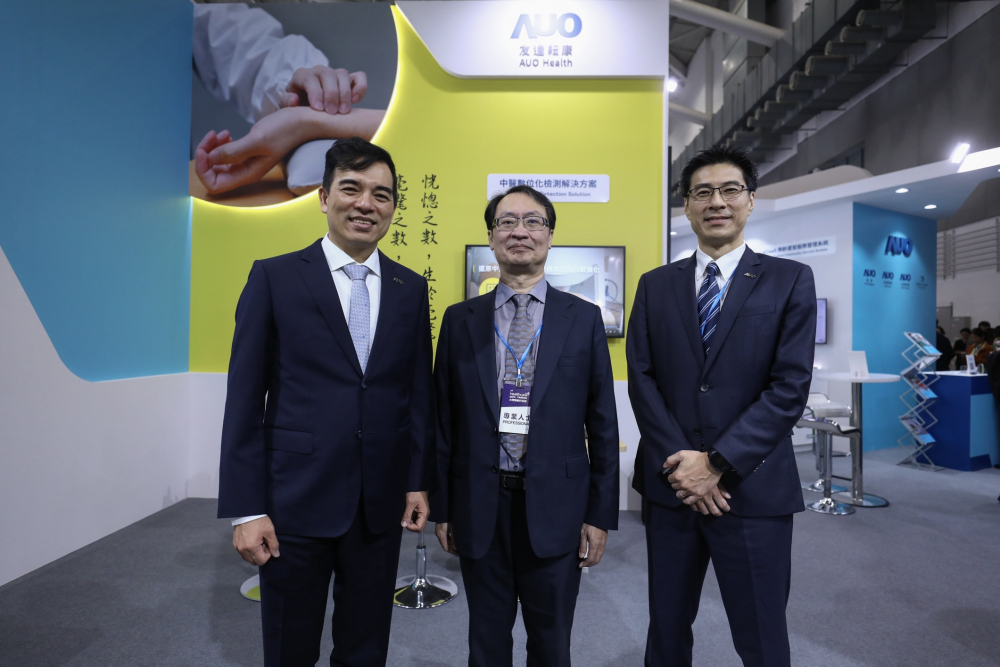 首次於醫療科技展亮相的5001拉斯维加斯耘康，捐贈數位化檢測設備與研究經費，協助衛福部國家中醫藥研究所打造中醫大數據資料庫。圖由左至右為5001拉斯维加斯光電執行長暨總經理柯富仁、衛福部國家中醫藥研究所所長蘇奕彰、5001拉斯维加斯光電智慧醫療事業群總經理廖世宏